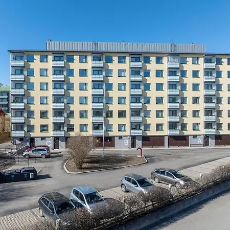 Spacious, Bright 75 M2 Three-roomer In Center *